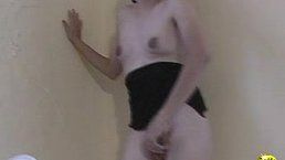 Posing and masturbating while showing her ts skills